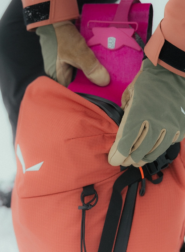 Lyžařka při balení batohu.