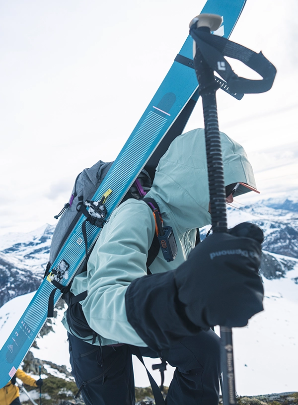 Lyžař při výstupu.