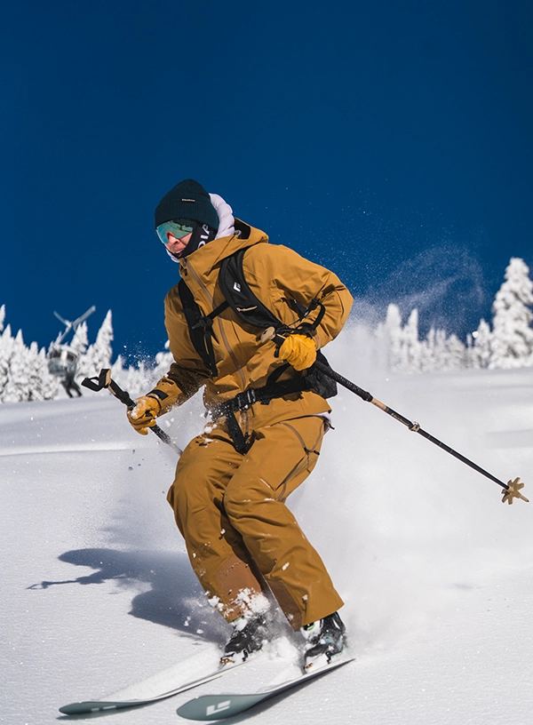 Lyžař při sjezdu.