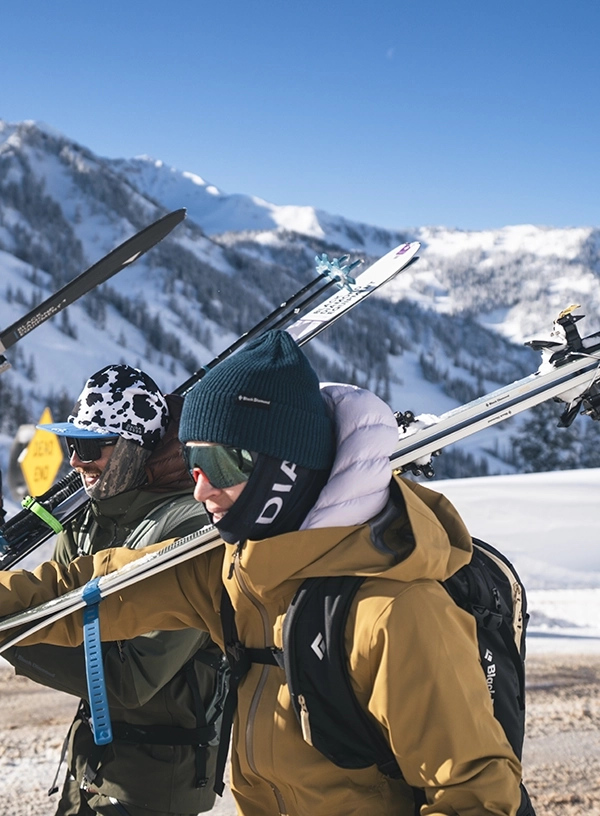 Lyžaři na cestě na sjezdovku.