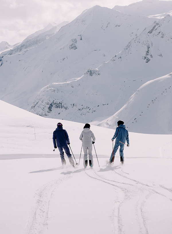 Lyžaři na sjezdovce.