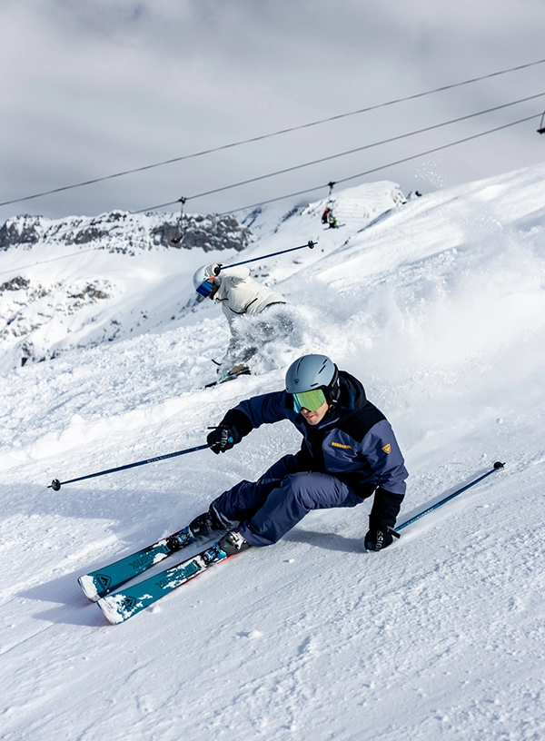 Lyžař při dynamickém sjezdu.