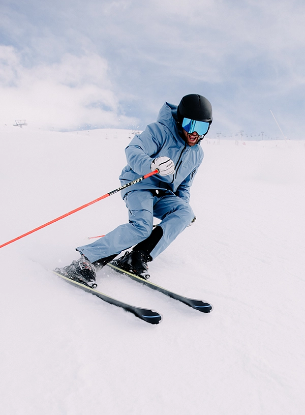 Lyžař při jízdě.