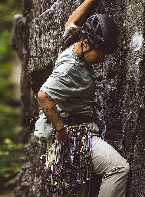 Lezec při lezení lezecké cesty