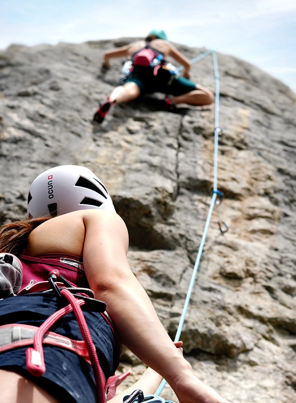 Dvojice lezců při lezení lezecké cesty