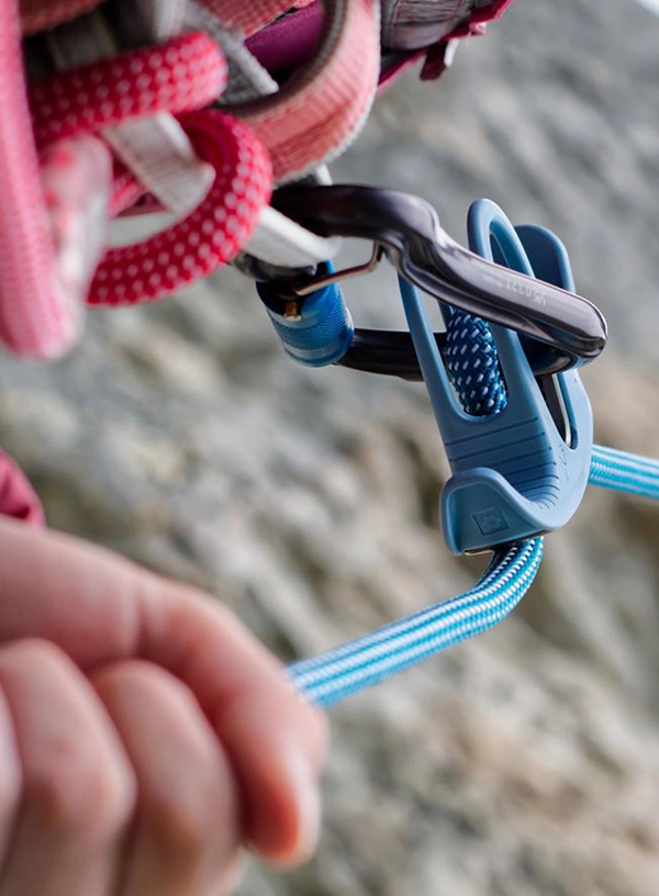 Pohled na jistítko připnuté k navazovacímu oku sedáku při jištění lezce