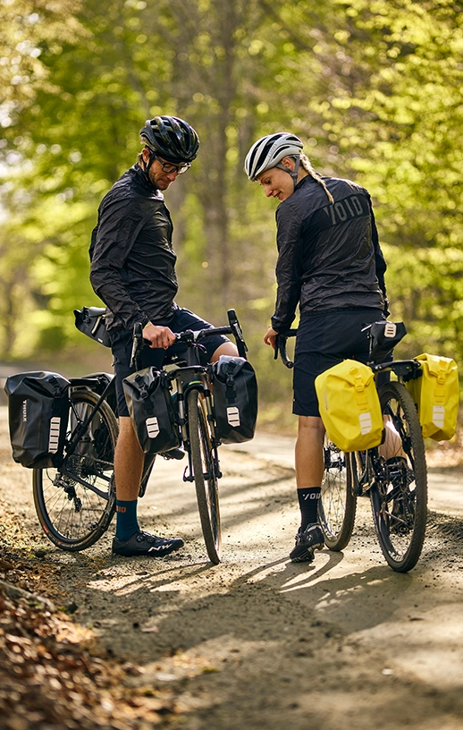 Cyklisté na cyklostezce s brašnami na nosičích
