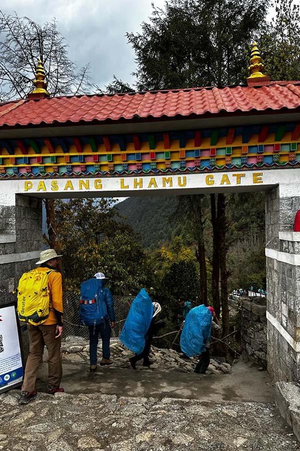 Vstupní brána do parku Sagarmatha, který zahrnuje celý masiv Everestu a kde se samozřejmě nachází i Everest Base Camp