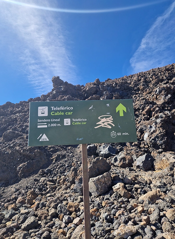 Ukazatel k lanovce na Teide.