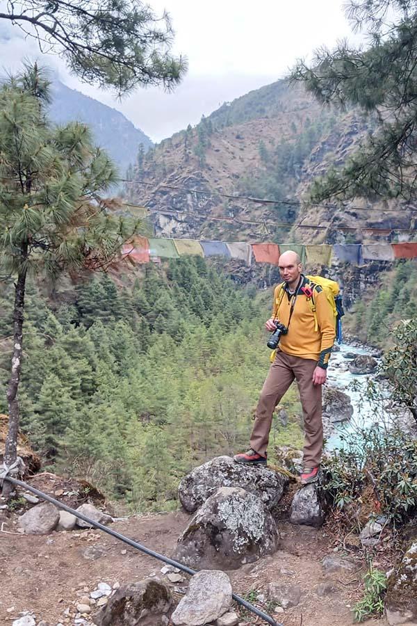Na začátku trasy do Everest Base Campu se jde lesem, který místy trochu připomíná tatranský.