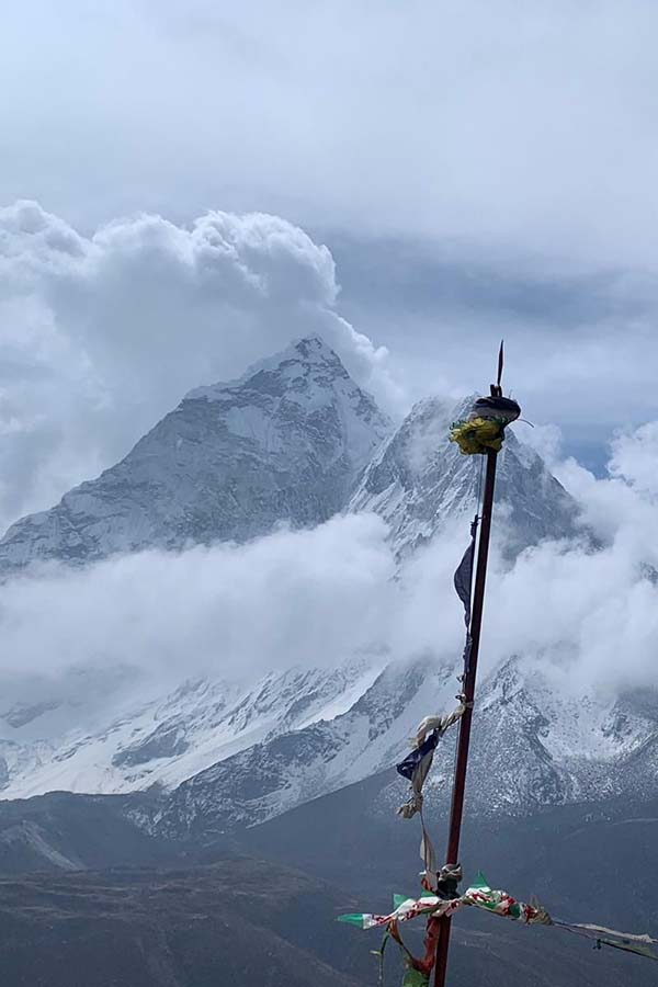Ama Dablam, který mnozí považují za nejkrásnější vrchol Himálaje, je vidět po většinu treku do Everest Base Campu.
