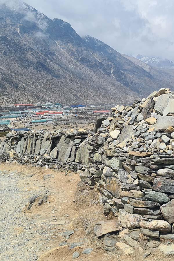 Nad hranicí lesa se krajina stává drsnou a kamenitou a taková už zůstane až do Everest Base Campu.