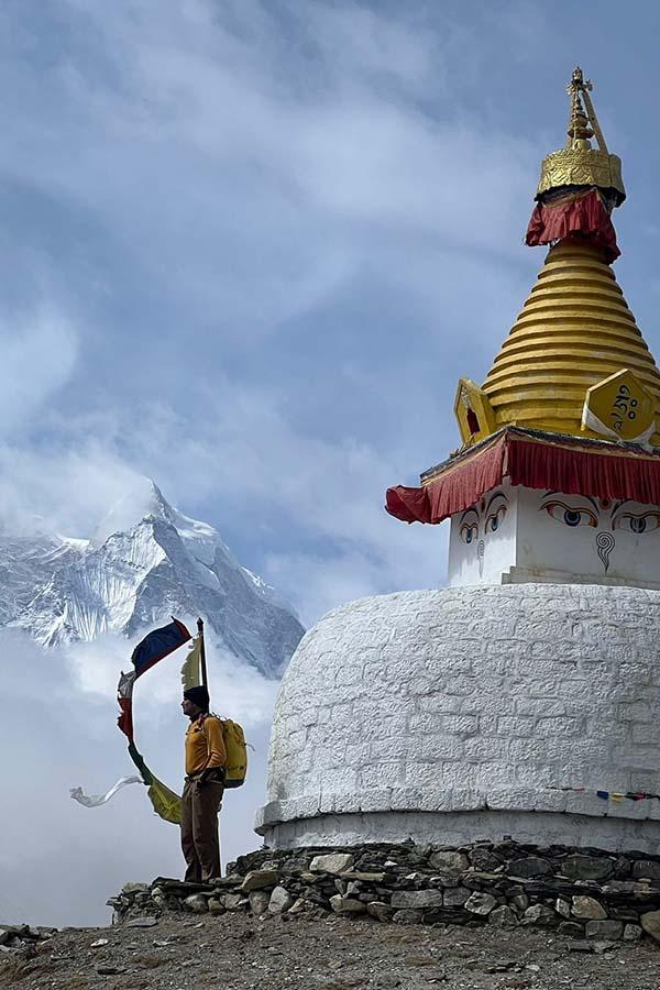 I vysoko v Himálaji najdete stavby spojené s náboženstvím. Stúpa na trase do Everest Base Campu.