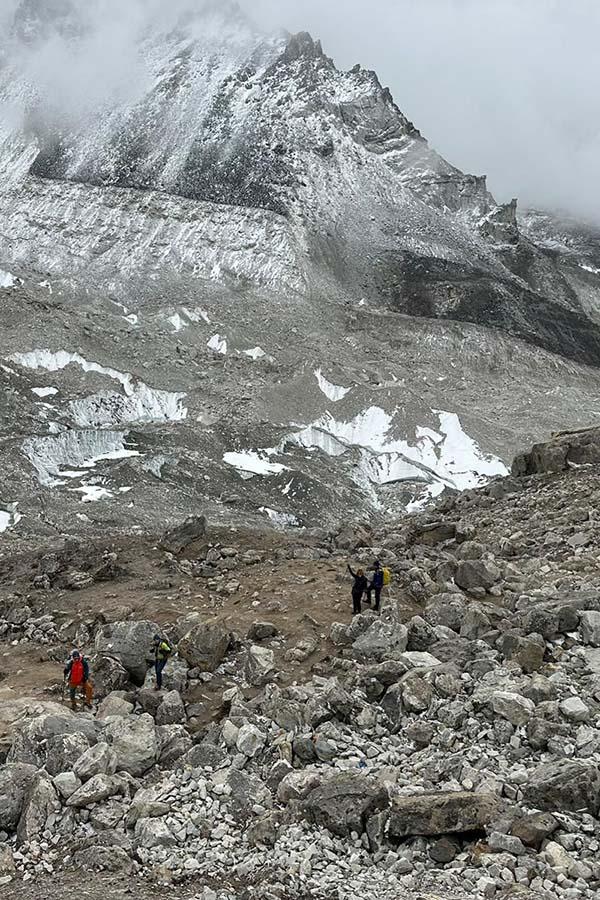 Čím blíž k Everest Base Campu, tím více „měsíční“ je krajina.
