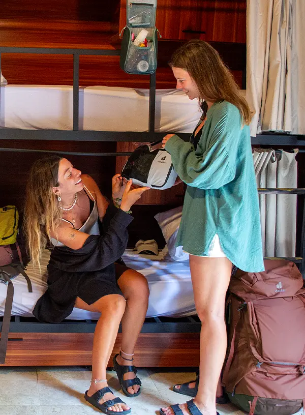 Backpackerky v hostelu.