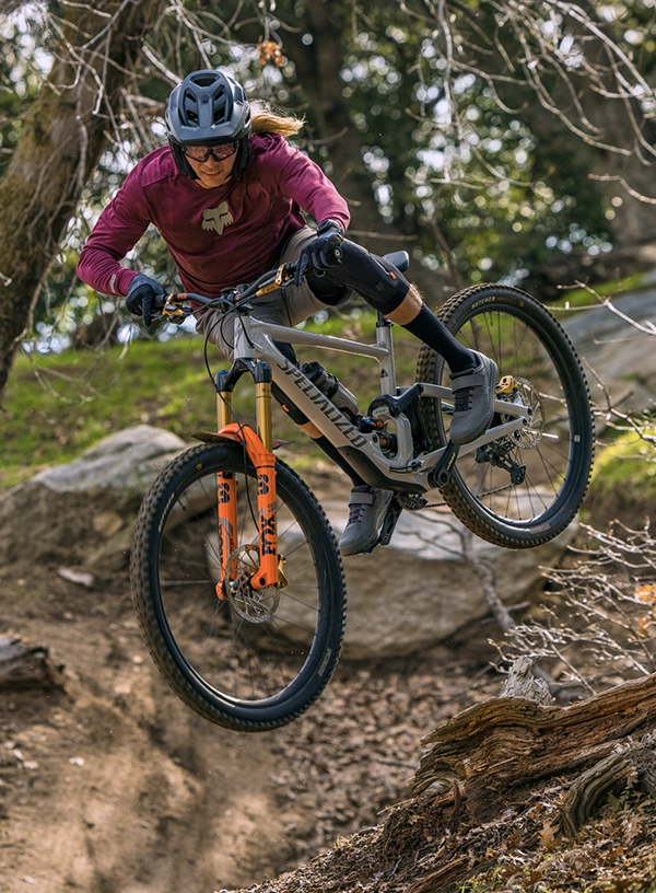 Sjezd na horském kole MTB.