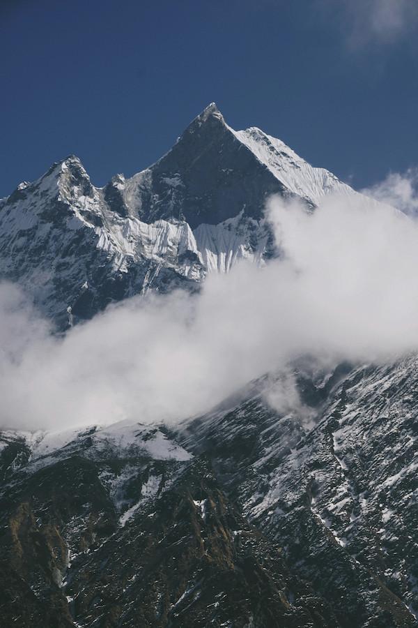 Machapuchare – téměř sedmitisícový vrchol (6993 m n. m.) v masivu Annapurny je považován za nezdolaný, i když na něj v roce 1980 pravděpodobně bez povolení vystoupil Novozélanďan Bill Denz.