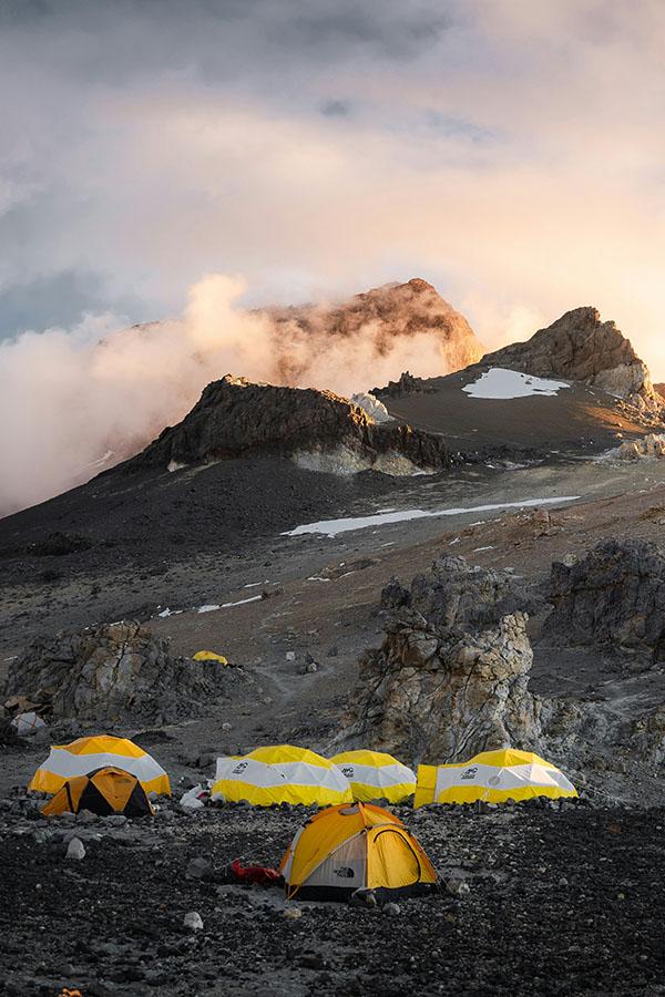 Tábor Colera ve výšce asi 5900 m. Tady se tráví poslední noc před vrcholovým útokem na Aconcaguu.