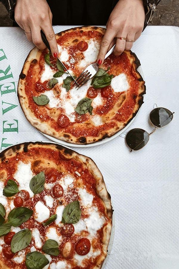 Pizza nikde nechutná tak jako přímo v Itálii... City break je příležitostí ochutnat autentické místní chutě.