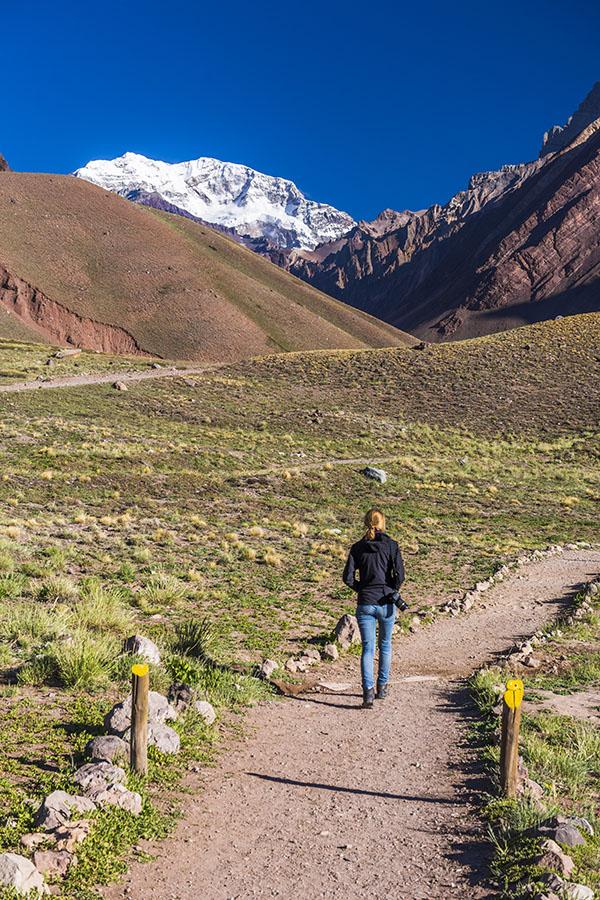 Začátek treku vede parkem Aconcagua a cíl výpravy se brzy objeví na obzoru.