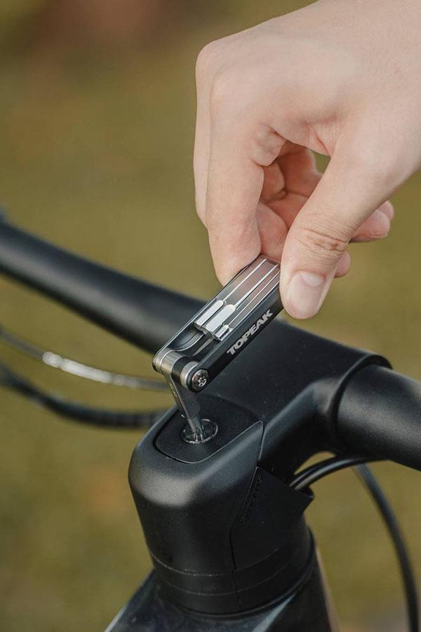 Cyklistický multitool pro drobné seřízení během výletu