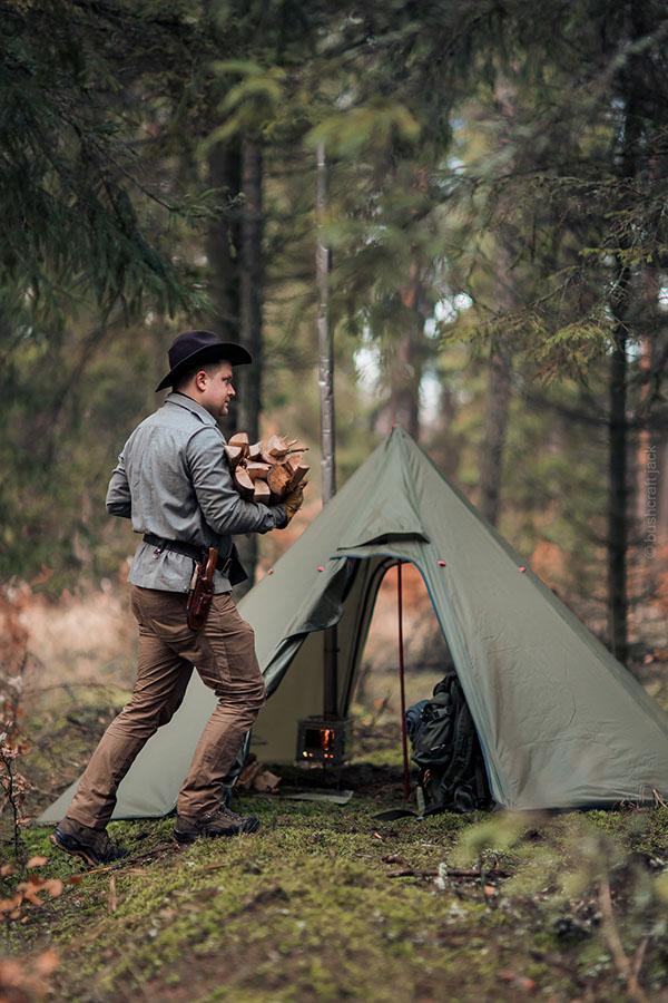 Stan, tarp nebo hamaka – druhů bushcraftového přístřeší je spousta.