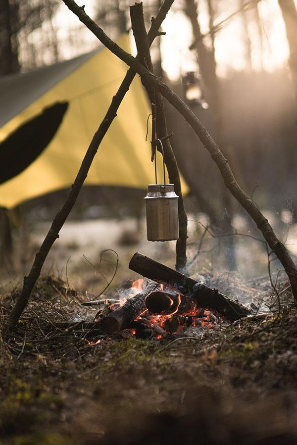 Schopnost vyrobit jednoduché nástroje a využít to, co máme v lese k dispozici, je podstatou bushcraftu.