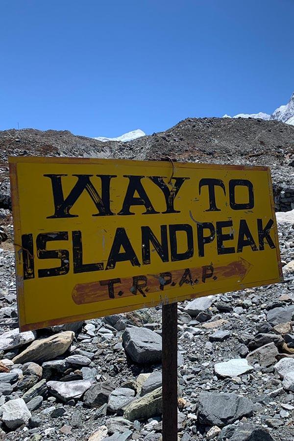 Takových cedulí na trase pod Island Peak mnoho není, ale je dobré mít jistotu, že jdete správnou cestou.