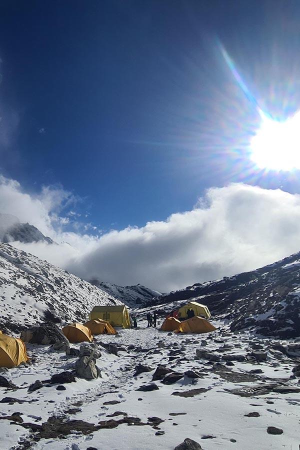 Základní tábor pod Island Peak nevypadá tak velkolepě jako EBC, ale poskytuje vše potřebné.