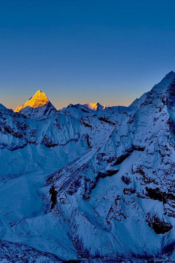 Island Peak v paprscích vycházejícího slunce