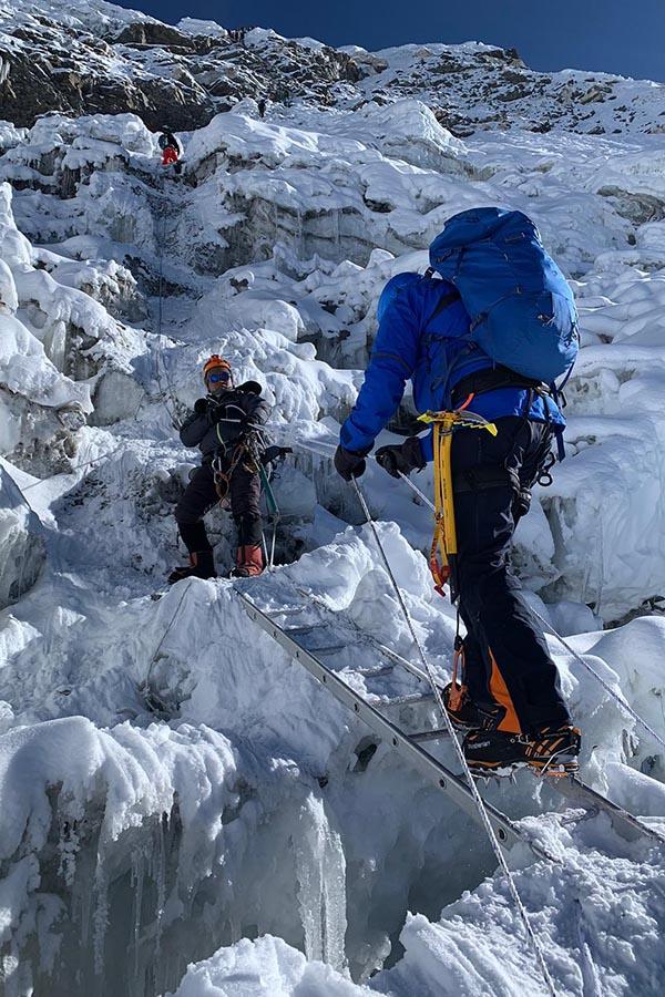 Přechod po hliníkovém žebříku v mačkách cestou na Island Peak vždy přidá trochu příjemného adrenalinu. 