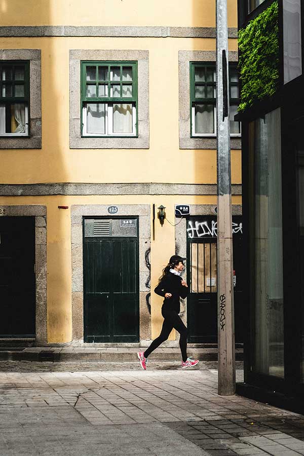 Jogging je typicky městská aktivita. Krátká trasa před prací po ještě prázdných ulicích je skutečná radost.