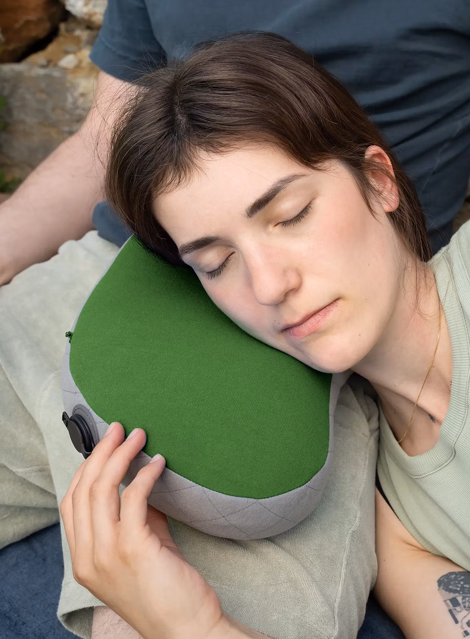 Nafukovací polštář Cocoon Air-Core Pack Pillow - fresh olive/grey