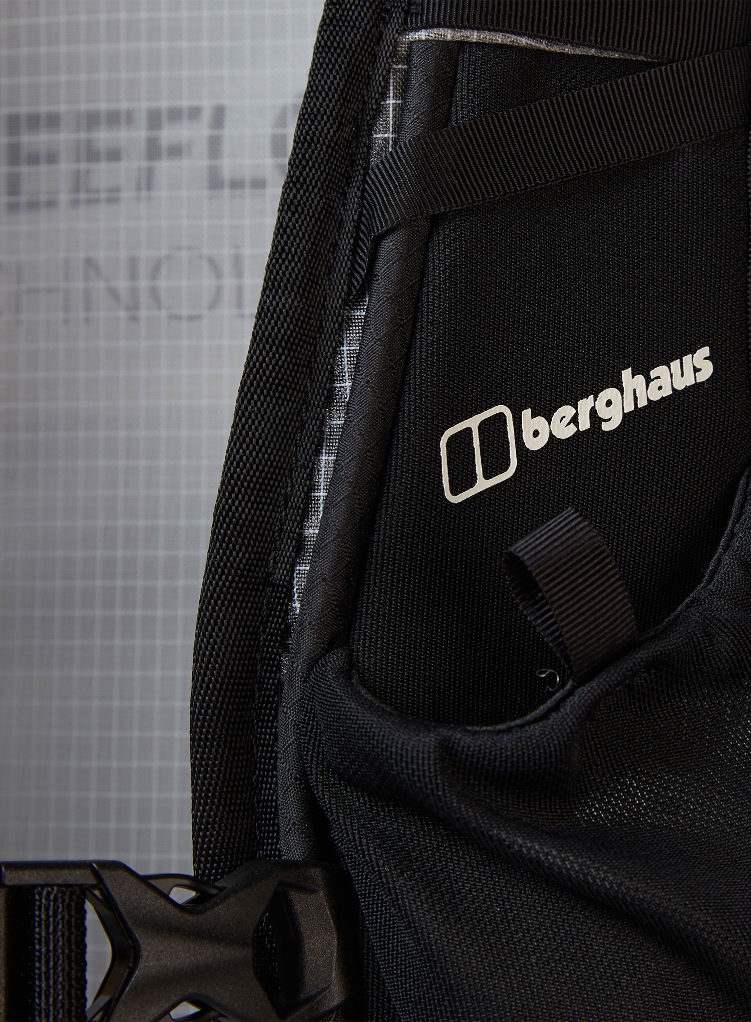 Turistický batoh Berghaus Freeflow 30 l - grey pinstripe/jet black