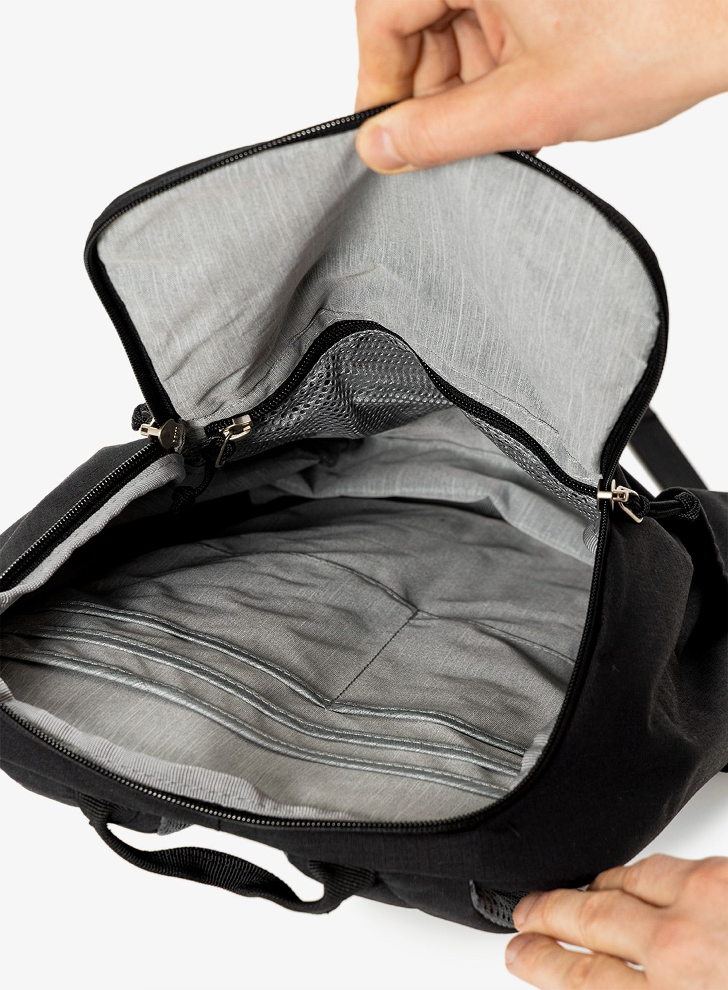 Městský batoh Deuter StepOut 16 - black