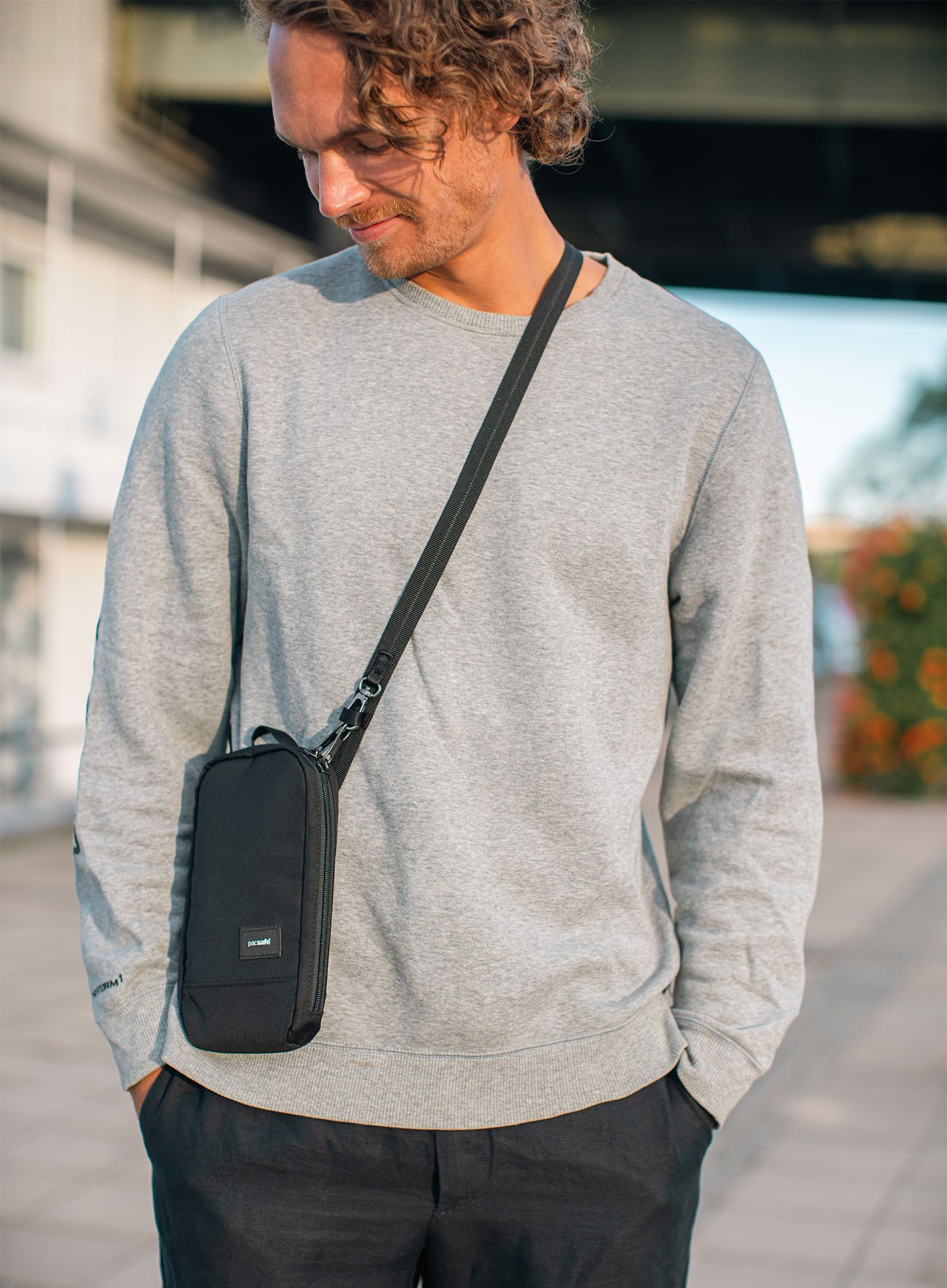 Kapsička na krk Pacsafe RFIDsafe Tech Crossbody - black