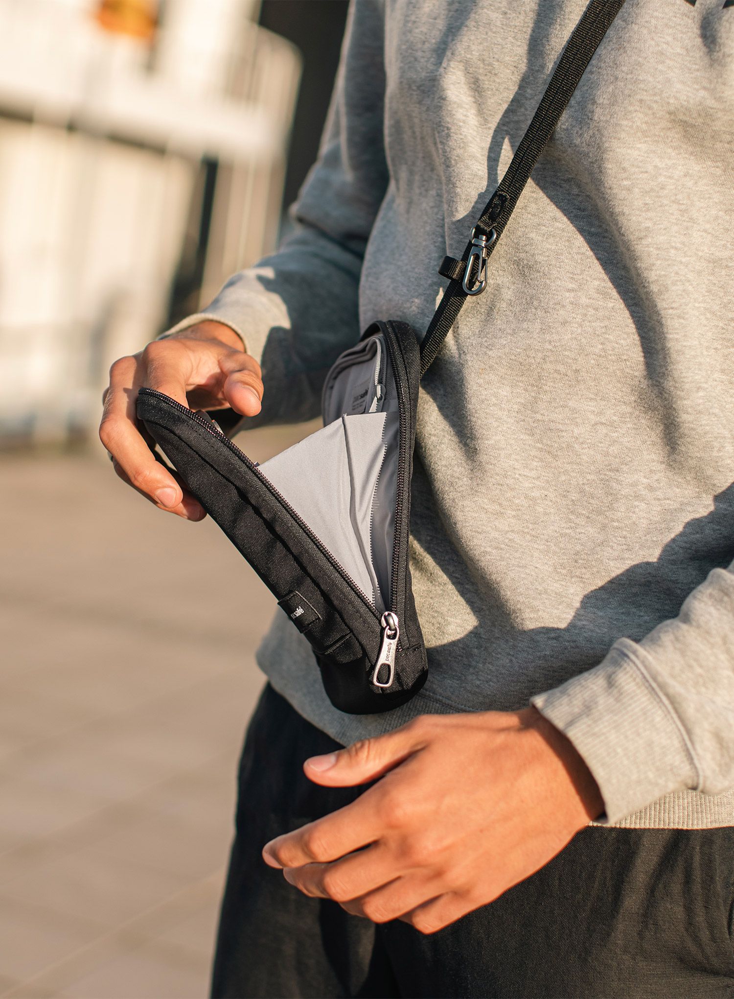 Kapsička na krk Pacsafe RFIDsafe Tech Crossbody - black