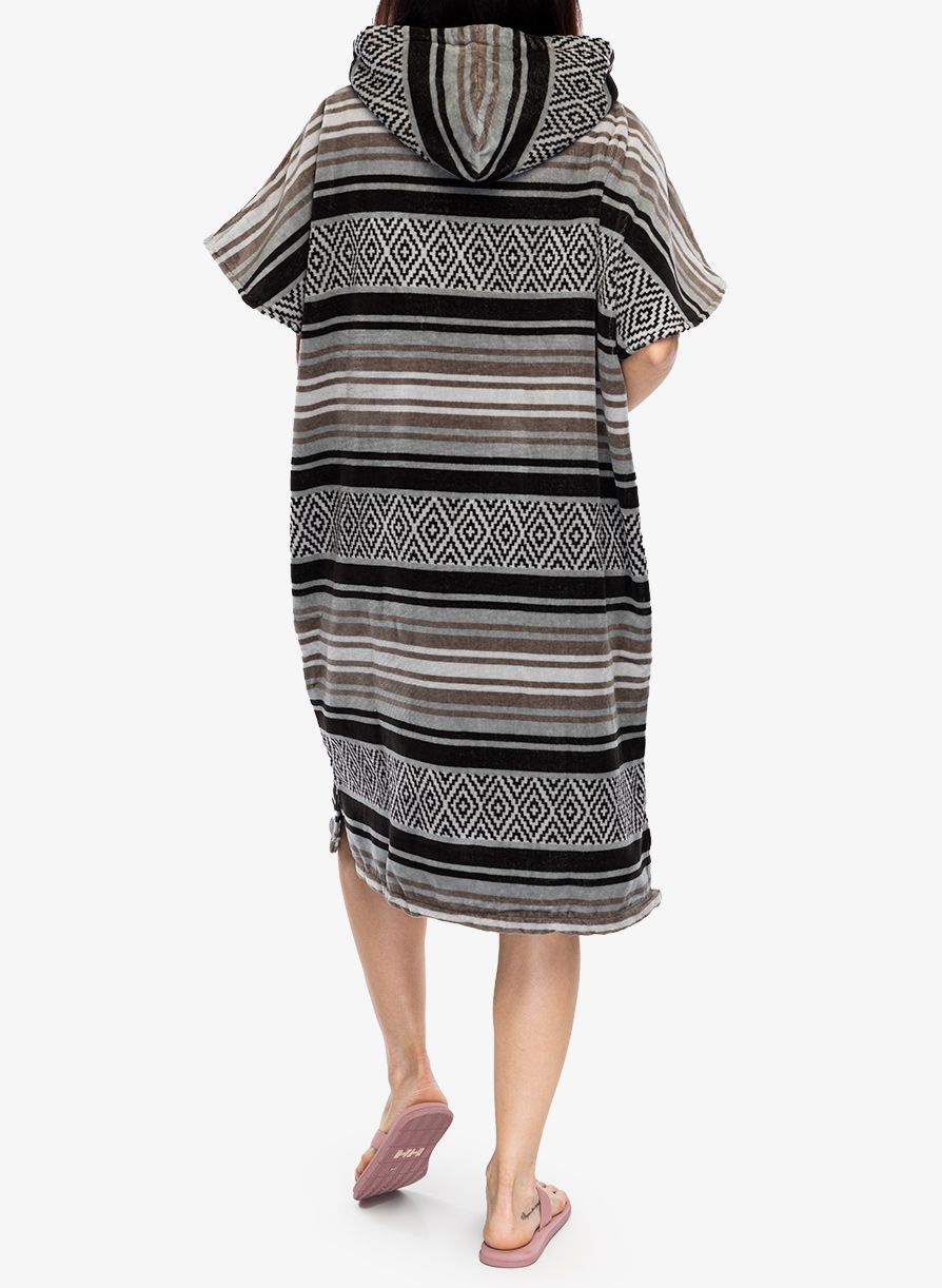 Pončo Slowtide Oso Extra Warm Poncho - courtyard