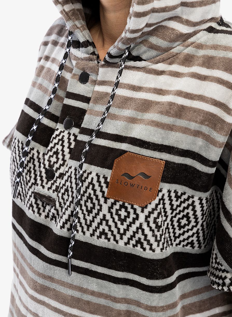 Pončo Slowtide Oso Extra Warm Poncho - courtyard