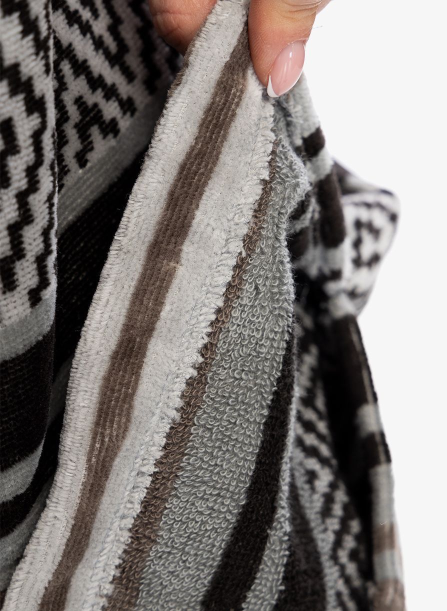 Pončo Slowtide Oso Extra Warm Poncho - courtyard