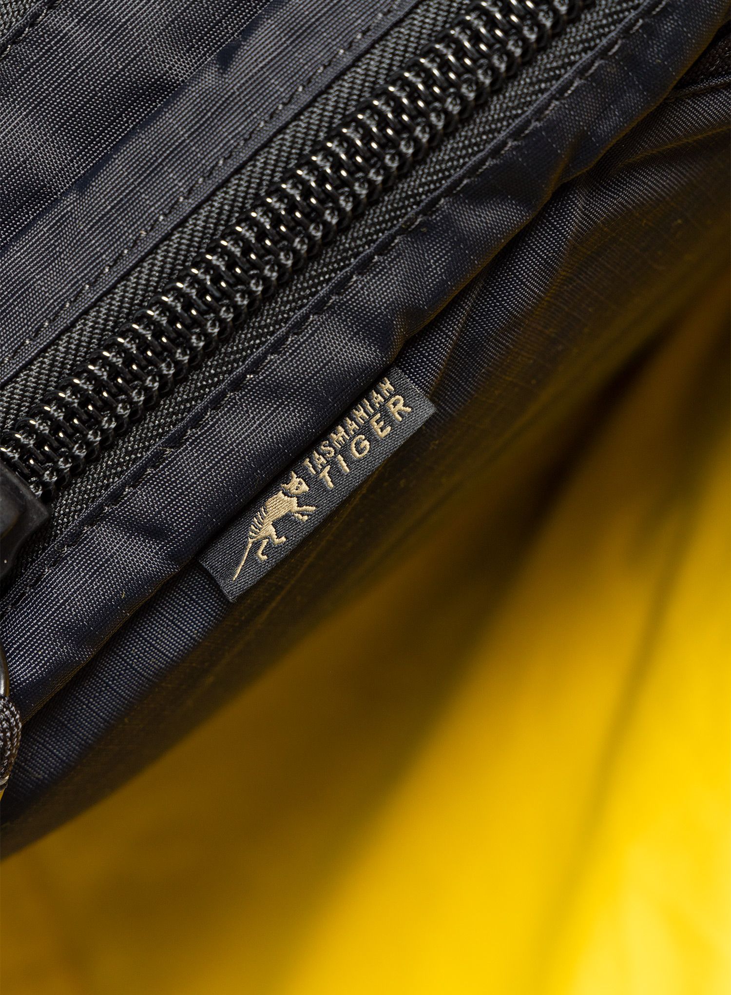 Taktická brašna Tasmanian Tiger Shoulder Bag - black