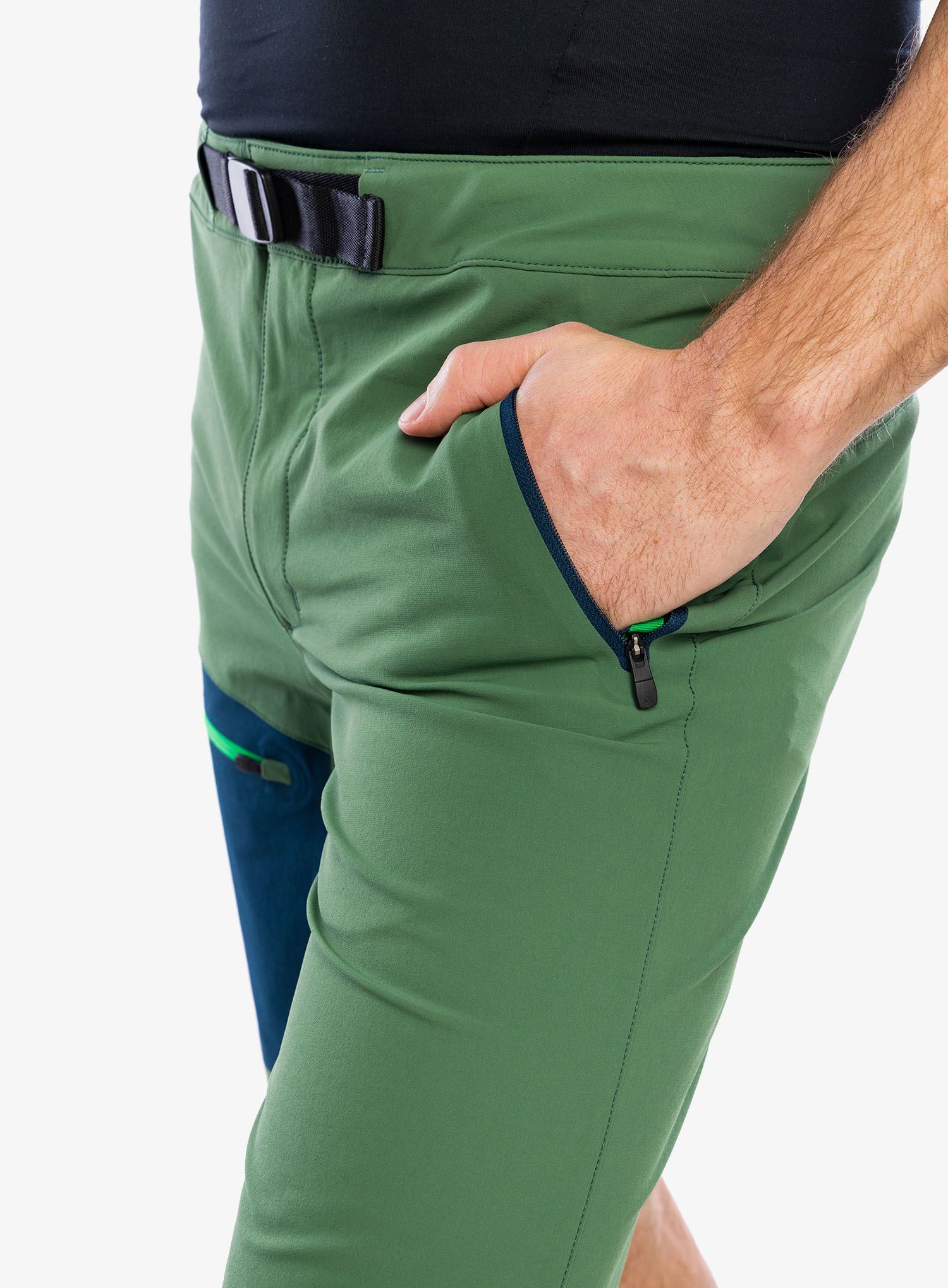 Outdoorové kraťasy Vaude Badile Shorts - woodland/dark sea