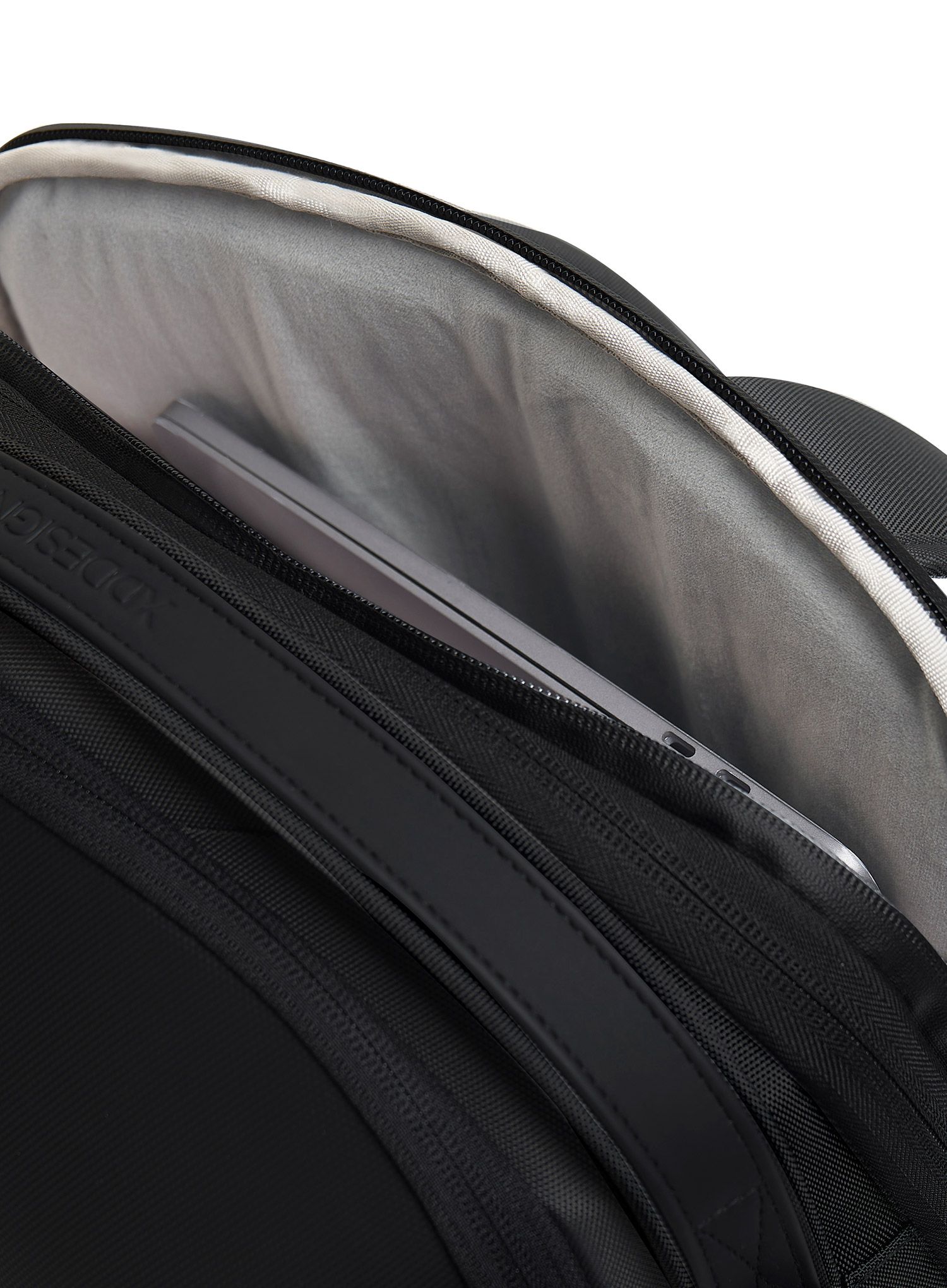 Městský batoh XD Design Bizz Backpack - black