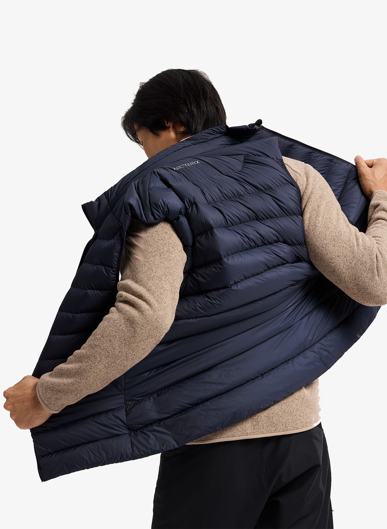 Péřová vesta Arcteryx Cerium Vest - black sapphire