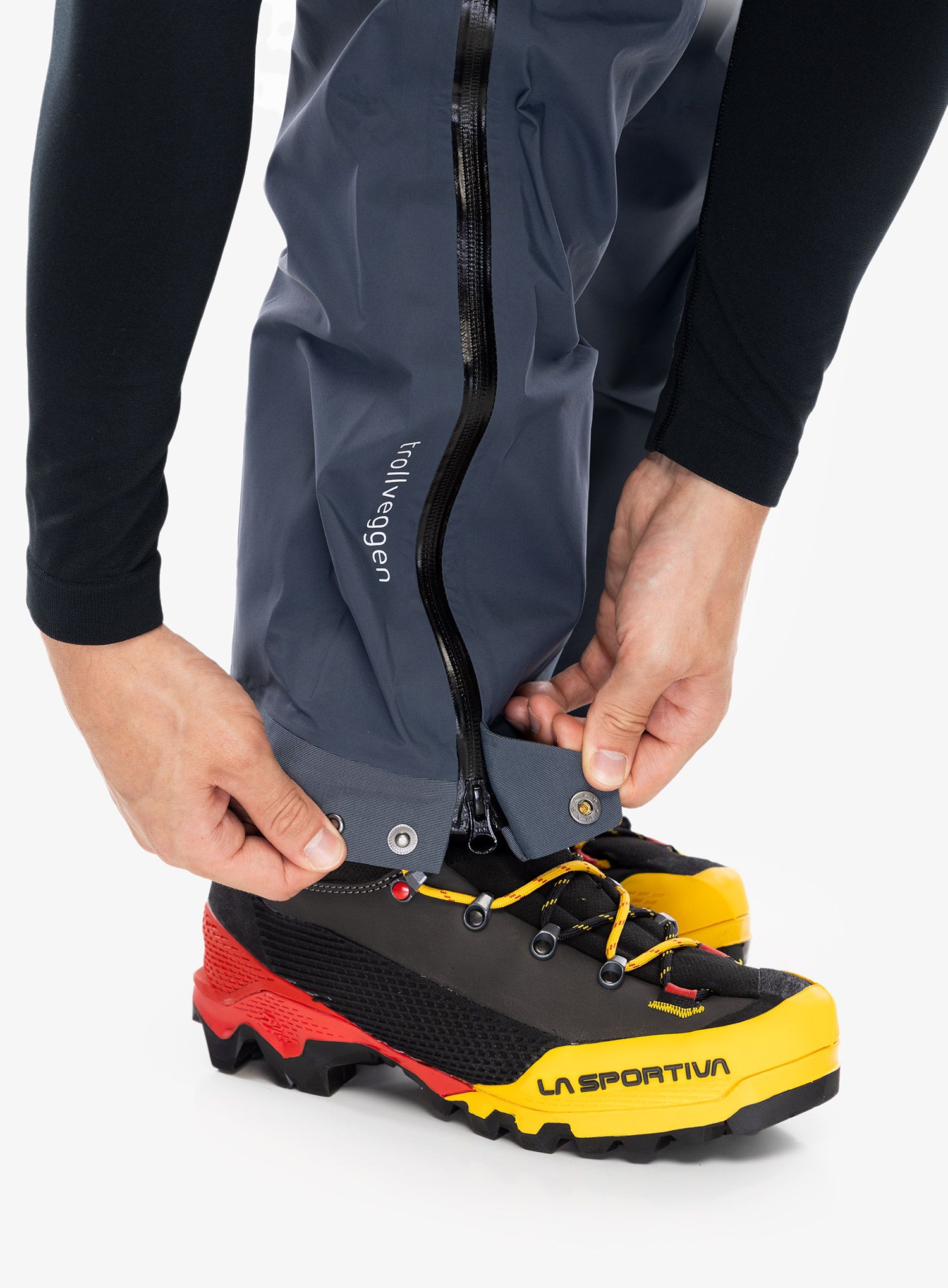 Membránové kalhoty Norrona Trollveggen GORE-TEX Pro Light Pants - caviar/cool black