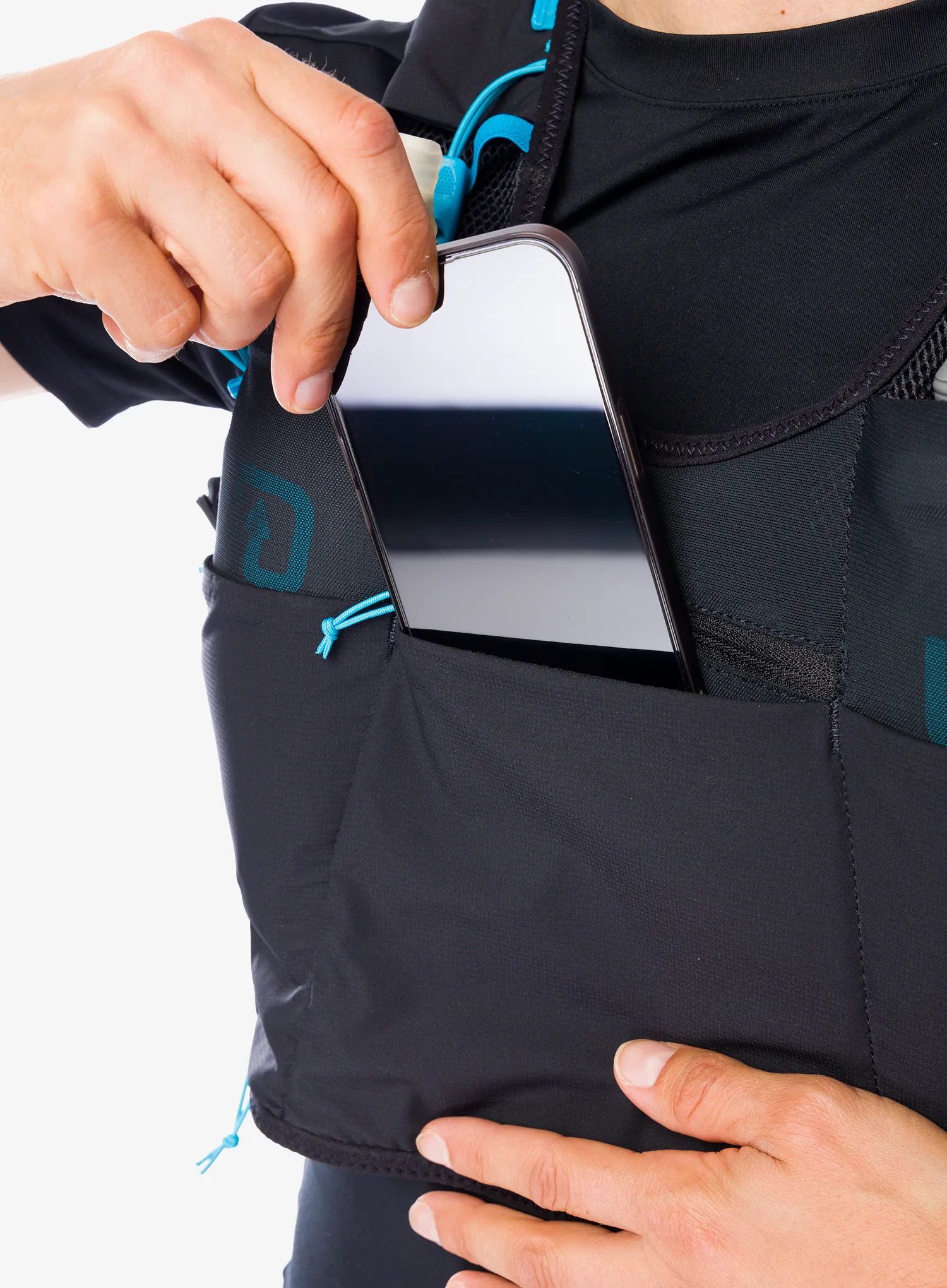 Vesta na běhání Ultimate Direction Xodus Vest - onyx
