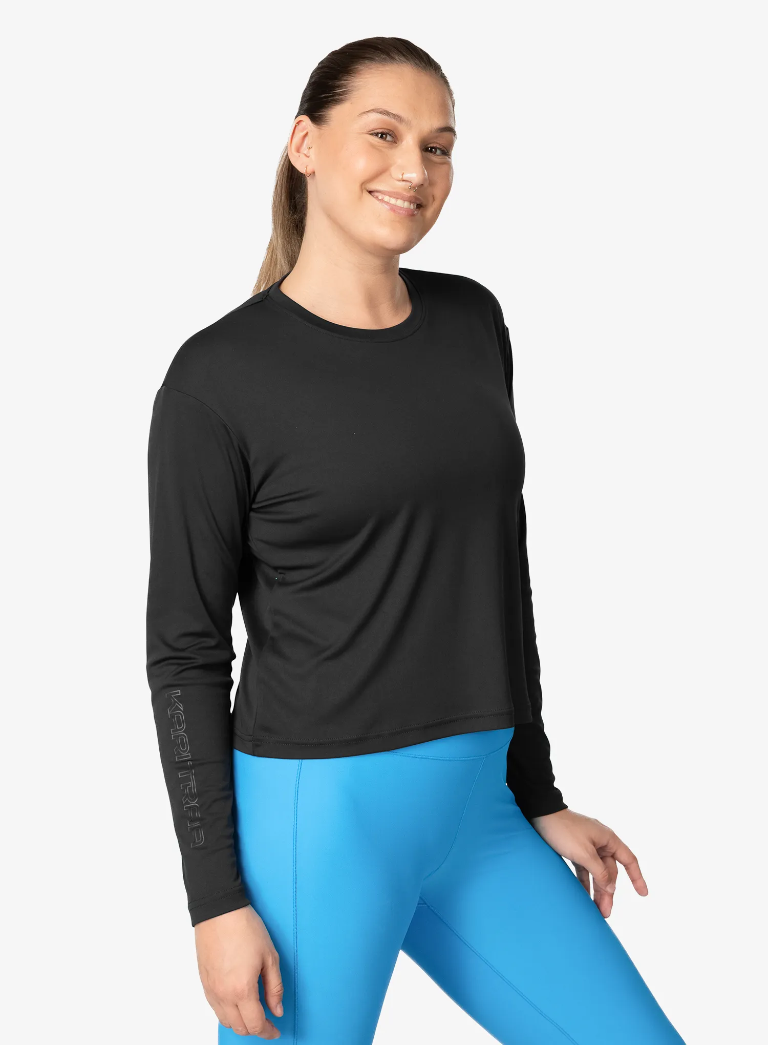 qweKariTraaUnaLongSleeveblack7048653256576c.webp
