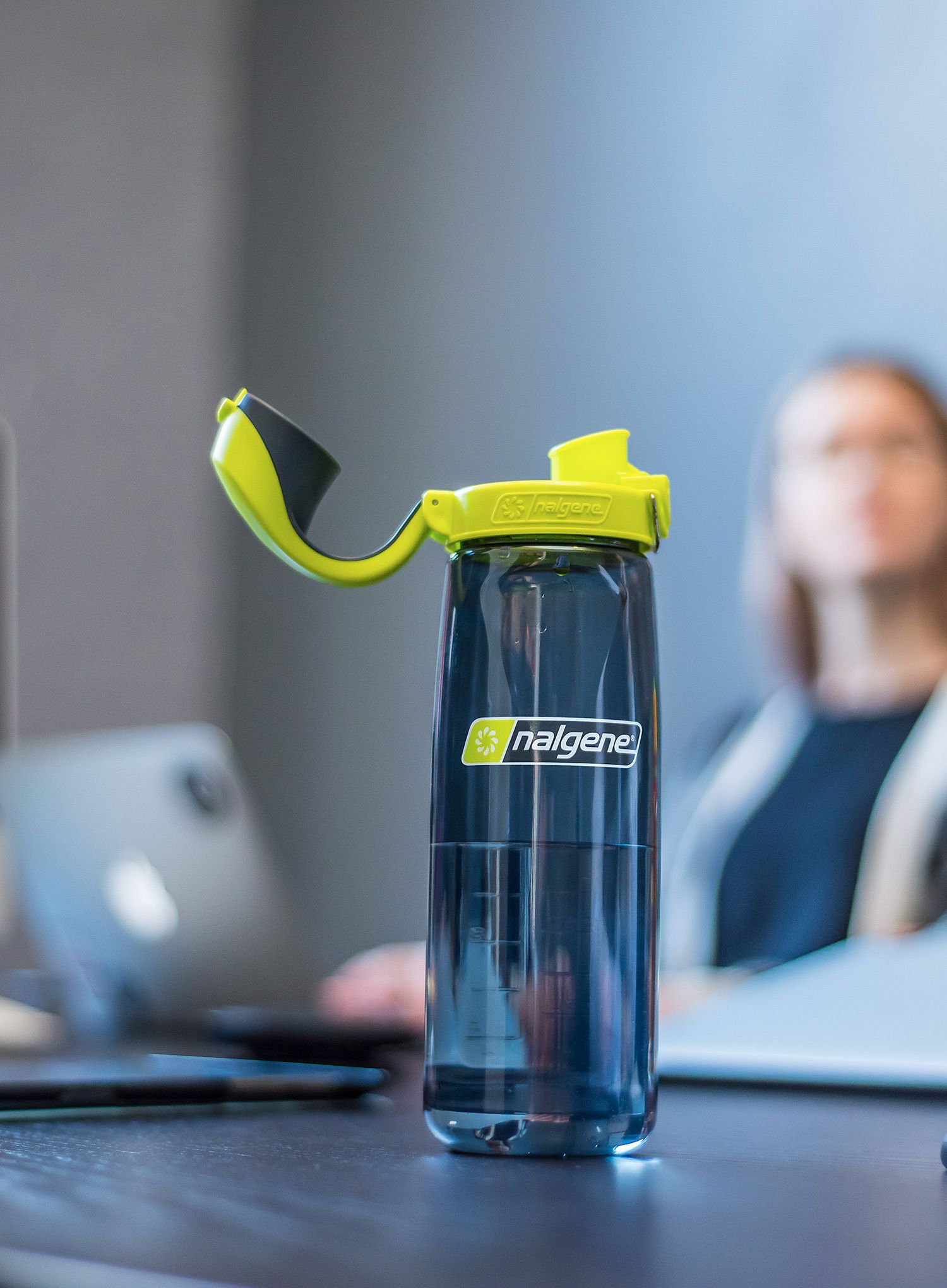 Turistická láhev Nalgene On The Fly 24 oz (710 ml) - charcoal/lime