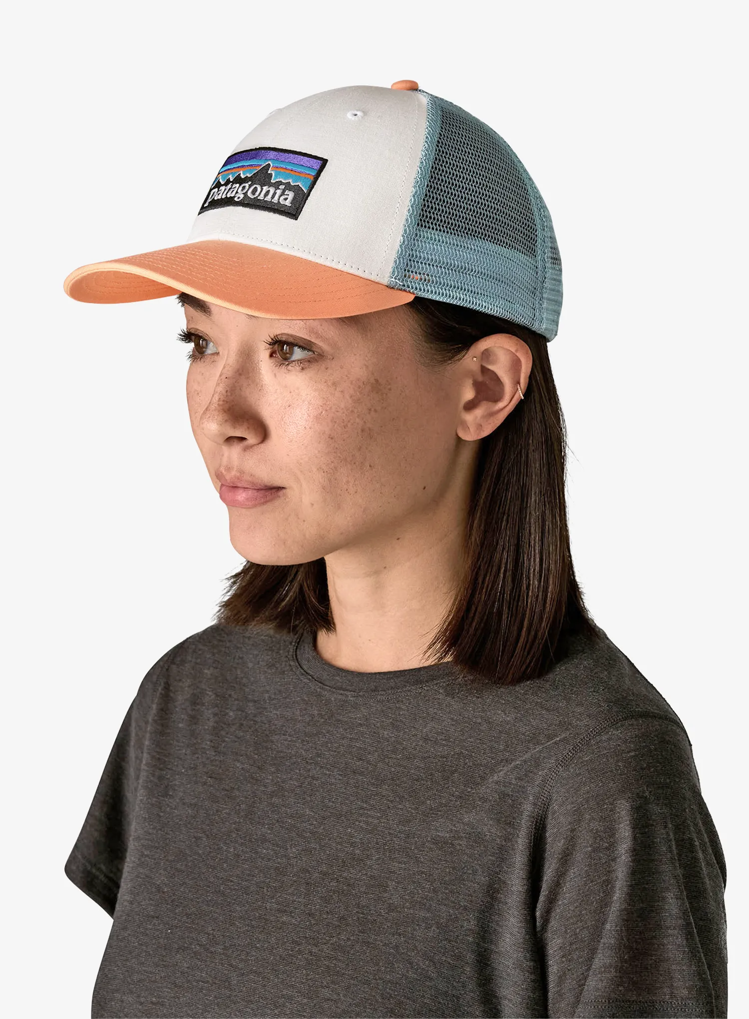 Kšiltovka Patagonia P-6 Logo LoPro Trucker Hat - white w/peach sherbet