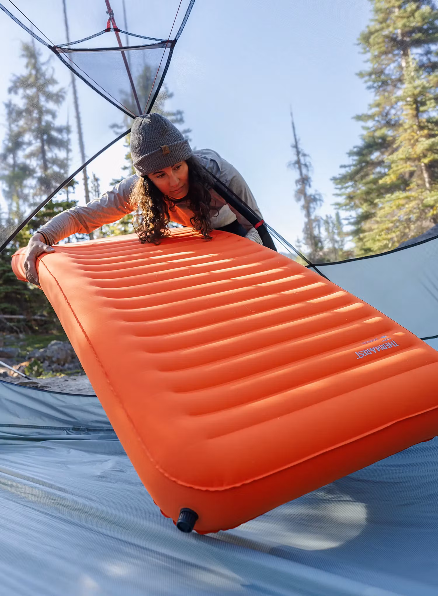 Samonafukovací karimatka Therm a Rest NeoLoft R - ember